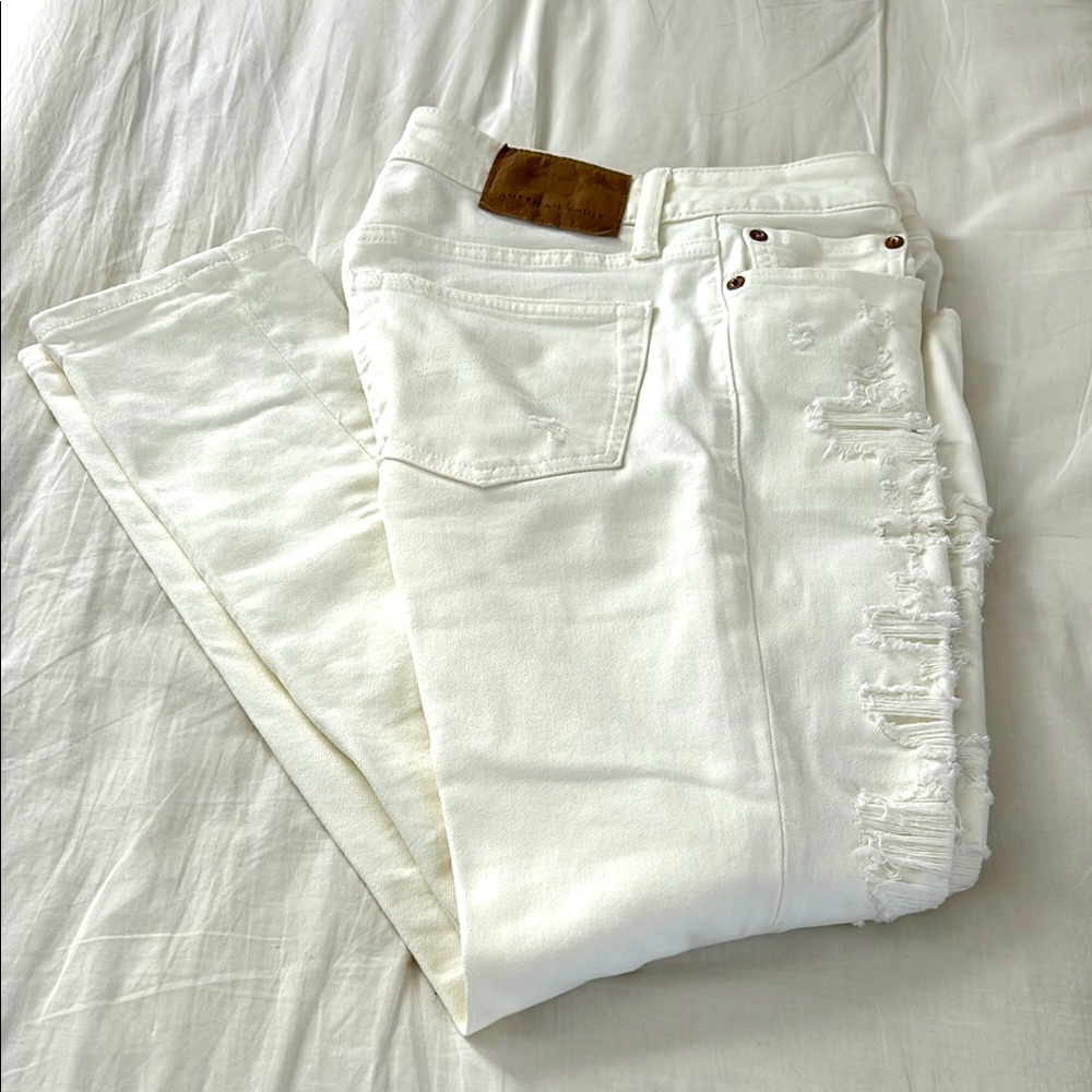 Women's American Eagle White Distressed Jeans. Skinny mid-rise. Size 28 x 28